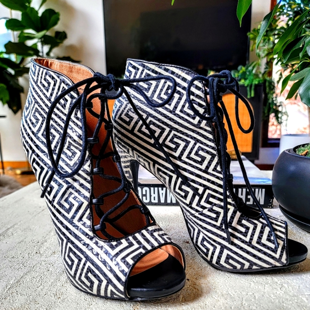High patterned laceup snakeskin b&w pumps size 9 but can fit 8 1/2 or 8 as well.